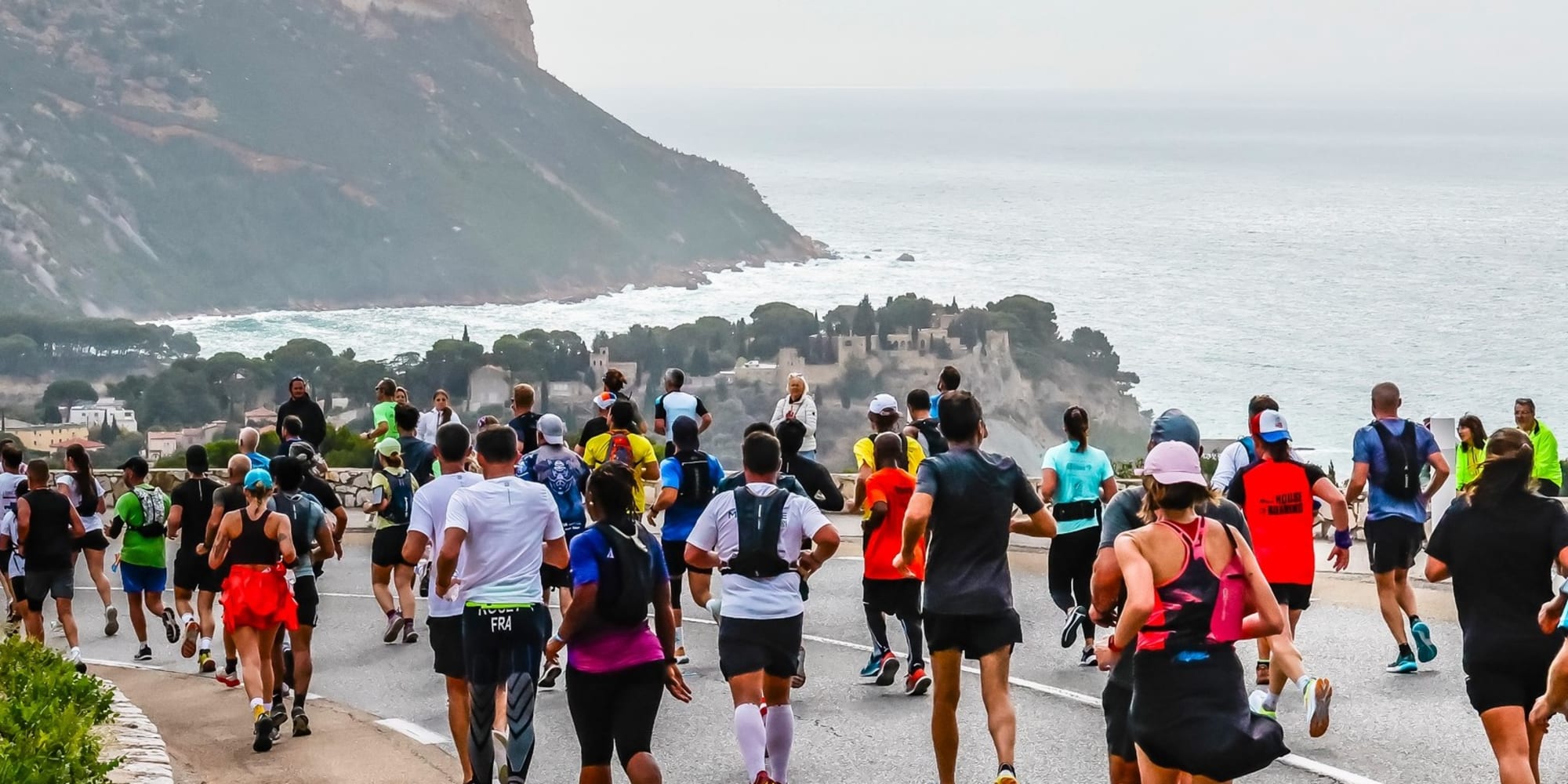 Peloton de coureurs dans la descente sur la baie de Cassis